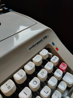 SPAIN Underwood 319 西班牙 老 打字機 早期 外觀完整 測試作動正常  色帶已過使用效期