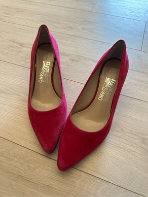 Salvatore Ferragamo  收藏  超美 桃紅 麂皮材質 女款跟鞋，尖頭 高跟鞋，晚宴鞋 時尚又很好穿，腳形非常漂亮，size38