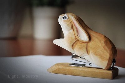 【 輕工業家具 】歐美原單實木雕刻釘書機(小兔子)-zakka雜貨辦公室書房文具擺飾復古可愛