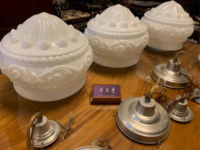 （河東堂）早期高檔咖啡廳用的大牛奶燈，共1個、附鋁頭配件。定價4000元。