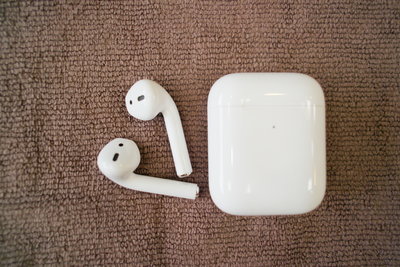 Apple AirPods 第二代 藍芽耳機 無線充電盒款 正常使用痕跡