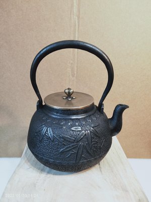 日本老鐵壺 龍文堂造 葉竹紋 梅 雷紋 銅蓋鐵瓶1900cc
