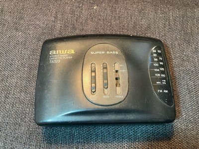 日本製 aiwa 艾華 型號：HS-TA323 卡帶收音機隨身聽 無法使用當零件機出售
