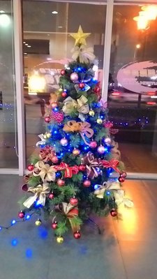 租借聖誕樹 6尺高 約180公分 適合店面佈置 繽紛色彩 讓 讓客戶可以感受一下 聖誕節氣氛 新北市台北市包含專人佈置 只需4500元 還送聖誕紅 超值又便宜