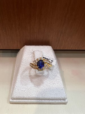1.11克拉高等天然藍寶石鑽石戒指，寶石火光漂亮，高等級藍寶石，鑽石白亮，經典造型設計款式，超值優惠價45800，精選商品只有一個，氣質高雅款式送寶石鑑定書