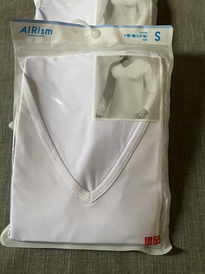 Uniqlo MEN AIRism 輕盈涼感衣 白色 V領T恤 (九分袖) S尺寸 下殺64折  限量特價:250元