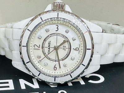 國際精品當舖 CHANEL 香奈兒 J12 白陶瓷  型式：H2570 29MM 珍珠母貝鑽石 石英錶 #女錶 手錶