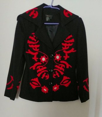 【冬衣出清特價】BCBG Maxazria 黑色毛料外套，水手領，紅/白色毛線花卉刺繡，尺寸 USA 2碼。有內裡，無彈性。三宅一生 Off-white
