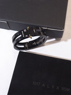 1017AlYX 9SM 20ss Buckle Bracelet S Mat.（Black) 黑色 手環