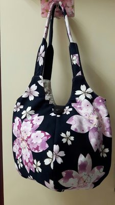 日本拼布，手工拼布包，可以肩背或手提，黑底粉紅櫻花圖案，特價600含運費