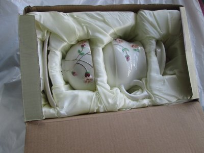 (未用過/紙盒些微變形) 中華郵政 小米草立體圖案瓷器茶具組/1杯+1茶壺+1底盤
