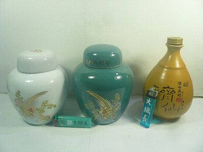 (大組長)早期收藏..早期天仁老茶葉罐..白.綠..2罐...送旁邊1罐