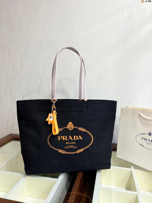 小Z代購#Prada 普拉達購物袋 4色 帆布包 手拎包 腋下包 通勤包 女包 J-108尺寸38.15.30 掛件顏色隨機