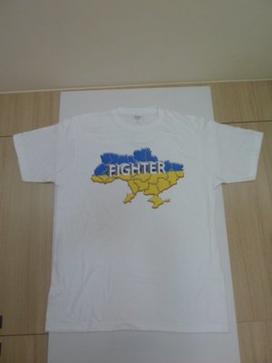 原創中性純棉白色T恤, 向烏俄戰爭中的烏克蘭民族致敬, 白色 FIGHTER 字樣在藍黃色國土上, 尺寸XL