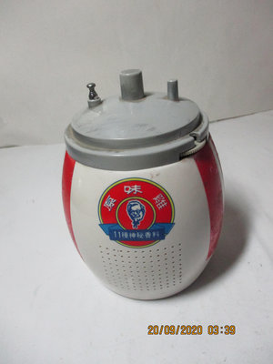 《瑋哥童趣屋》KFC 肯德基 收音機 公仔娃娃(故障品)~(尺寸高約：14 cm，非常舊了，測試沒有聲音，只當公仔賣)