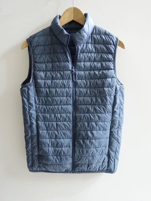 日本品牌 UNIQLO 灰藍系 輕羽絨背心 .尺寸(公分):肩寬:40 胸寬:49 衣長:61