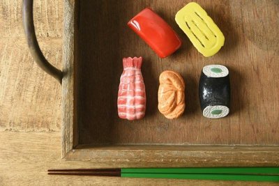 ˙ＴＯＭＡＴＯ生活雜鋪˙日本進口雜貨日本製握壽司 蝦壽司 海苔壽司造型美濃燒 和食器 瓷器筷架(現貨+預購)