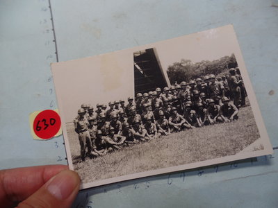 國軍 軍人 在東海大學 ,古董黑白,照片,相片