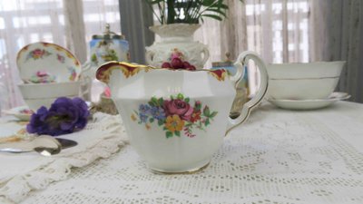 紫丁香歐陸古物雜貨♥英國1947年玫瑰花朵手繪細骨瓷牛奶壺一個