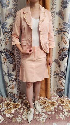 HOHO 秋季時尚西裝領蕾絲木耳邊七分袖單釦開衫短款外套 前短後長中長裙兩件式套裝-粉橘色