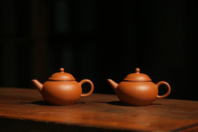 《稀有》1960-《中國宜興（平底）、荊溪惠孟臣製》 3杯60ml紅土標準壺一對