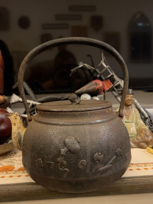 日本正壽堂的一把大鐵壺，福錘摘，固梁，壺身福錘錢袋等等吉祥圖