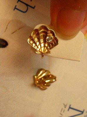 文文古董市場→有標記Avon 女孩愛維納斯 mini 金屬扇貝 鑲嵌小鑽 華麗貝殼夾式老耳環