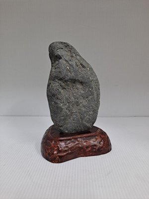 奇石-雅石-關西-黑石-人，高17寬9厚9公分，重1.4公斤，編號00067
