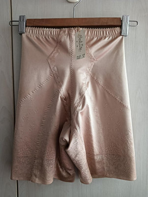 全新華歌爾莎露Salute 美臀修飾褲無痕束褲調整型塑身褲（70）原價1780
