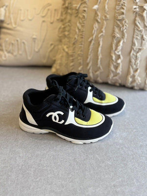 chanel 外觀完好 95新 短暫使用收藏 女款 黑色 慢跑鞋、休閒鞋、球鞋 漂亮配色、實品親拍 尺寸 size：37，付 鞋盒 防塵套