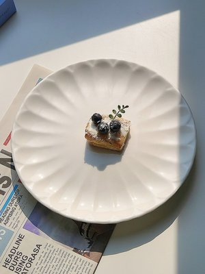 ins風白色盤子陶瓷圓盤餐盤點心蛋糕水果餐具北歐家用菊花邊平盤