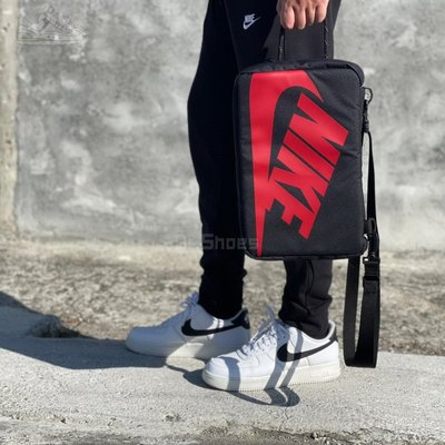 【Dr.Shoes 】Nike SHOE BOX BAG 黑紅 斜背包 鞋袋 鞋盒 健身包 手拿 DA7337-010