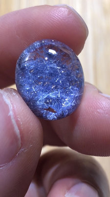 天然藍發晶藍線石老礦花蛋面裸石，顏色好滿發，尺寸為16.1
