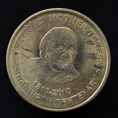 【收藏家】印度紀念硬幣5盧比 2010年 特蕾莎修女誕辰一百周年 鎳黃銅23mm【滿299出貨】