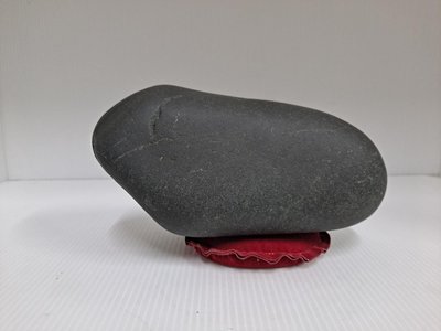 奇石-雅石-花蓮石-黑金瓜石，高9寬17厚8公分，重1.95公斤，無座，編號00091