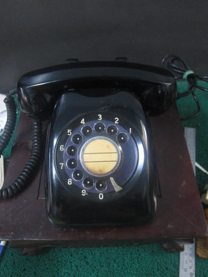 [蕃薯糖]早期*老件*手撥式電話機*撥盤式電話機*轉盤式電話機~有鈴聲可接聽撥不出去(1735)沒有破裂~~(收藏擺件陳列古道具