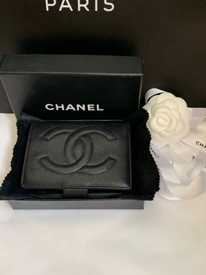 Chanel *大雙C logo魚子醬皮)短夾🙋美品；這款Vintage 復古短夾，少見卡層是全皮革、金屬製品漂亮！