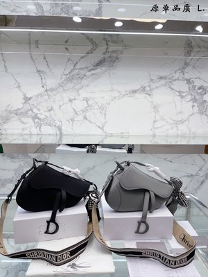 【日本二手】包裝升級迪奧DiorSaddle馬鞍包它的造型來自于0年時任Dior設計師John Galliano的創新設計，89167