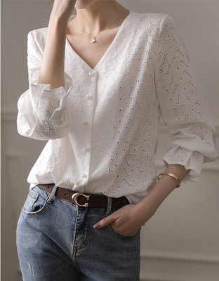 VENESSA~ 新款 精緻重工鏤空蕾絲刺繡 吸濕透氣 微寬鬆喇叭袖V領絲光棉襯衫上衣 (T1439)