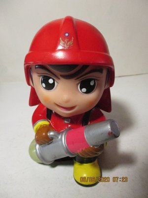 《瑋哥童趣屋》消防 瞄子手 公仔娃娃(紅衣) 撲滿/ 存錢筒~(尺寸高約：15.5 cm，很舊了)…促000