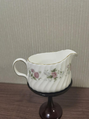 z日本回流瓷器，英產明頓MINTON彩繪骨瓷奶杯一只，細節如圖