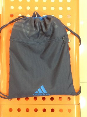 愛迪達 adidas 運動專用束口包 後背包 肩背包 健身房 游泳專用 貼心拉鍊收納小袋設計 33cmX45cm