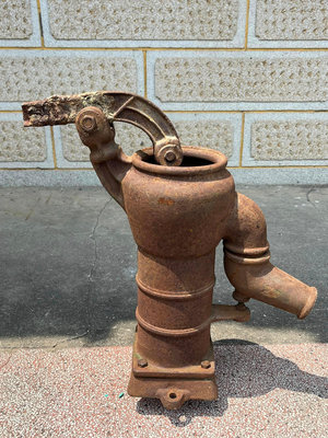 省錢二手拍賣─早期汲水器，開口型，高約49公分。