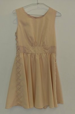 全新（夏出清）日本專櫃 Nuee Mono 粉膚色漂亮夏日洋裝，傘狀裙擺後開拉鍊。尺寸M碼。有內裡無彈性。MsGracy 23區 a la sha roots
