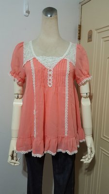 日本FROLIC品牌粉橘飾蕾絲花邊雪紡衫M號(適S~M)*250元直購價*