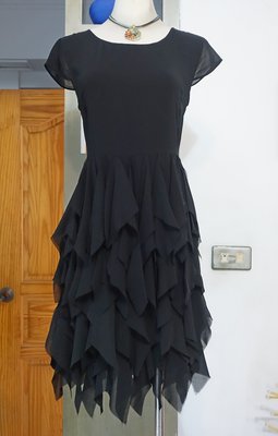 [C.M.平價精品館]S現貨最後一件出清特價/SONSY女裝精品專櫃不規則羽狀裙襬顯瘦有型黑色洋裝