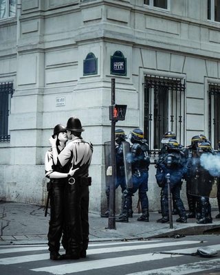 Mighty Jaxx Kissing Coppers by Banksy 親吻警察 愛與和平 全新未拆 kaws村上隆