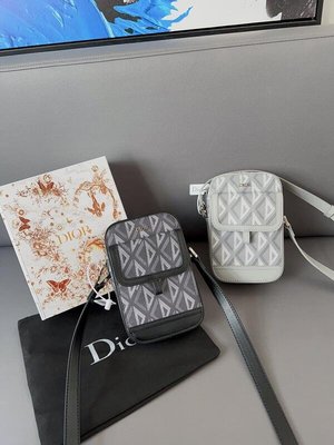 Jisoo代購 Dior HIT THE ROAD系列單肩包 男女通用皮革手機包 經典圖案印花斜背包