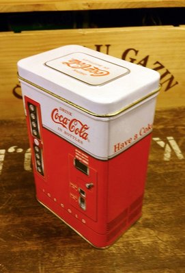 Coca-Cola 可口可樂 販賣機鐵罐 : 可樂 紀念 收納 鐵罐 商標 擺飾 居家 收藏 販賣機