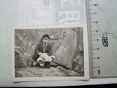 老照片~民國50年代男子台灣遊覽於花蓮步道攝影照...如圖示